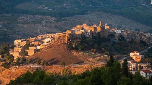 Autorităţile unui oraş din Sicilia au scos la vânzare zeci de case la preţ de 1 euro