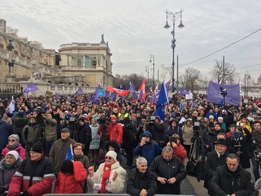 Mii de persoane au protestat la Budapesta faţă de legea privind orele suplimentare de lucru


