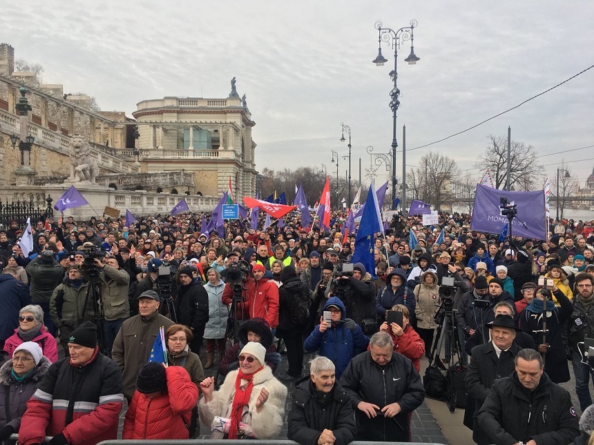 Mii de persoane au protestat la Budapesta faţă de legea privind orele suplimentare de lucru


