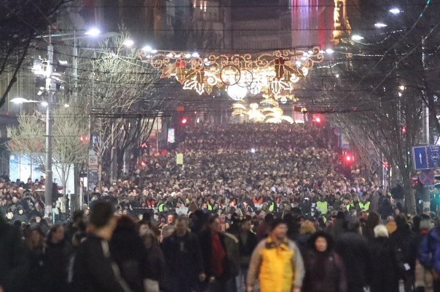 Peste 10.000 de persoane au protestat la Belgrad faţă de preşedintele Aleksandar Vucic

