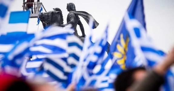 Mii de greci protestează la Atena faţă de acordul privind numele Macedoniei; au avut loc ciocniri între protestatari şi poliţie - VIDEO



