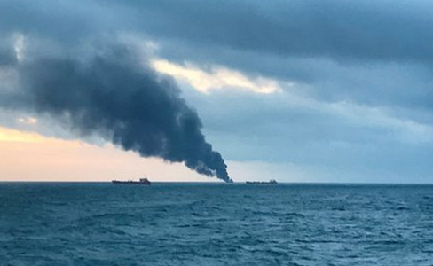 Zece morţi într-un incendiu pe două nave comerciale în Strâmtoarea Kerci