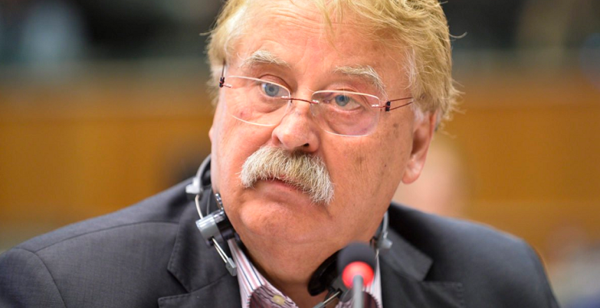 Influentul eurodeputat german Elmar Brok, acuzat de Politico că face bani de pe urma unor vizite la PE, cere verificări unui consilier financiar recunoscut de Parlament