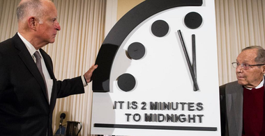Orologiul apocalipsei rămâne la ”fără două minute”, din cauza utilizării informaţiei ca armă, cu scopul de a slăbi democraţiile în lume; ”Suntem ca pasagerii Titanicului, nu vedem aisbergul din faţa noastră, dar profităm de mese bune şi muzică”, avertizează Jerry Brown, preşedintele Bulletin of the Atomic Scientists