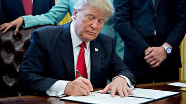 Trump renunţă temporar la finanţarea zidului antiimigranţi pentru a ieşi din cel mai îndelungat "shutdown" din istoria SUA; economia a pierdut cel puţin 6 miliarde de dolari, mai mult decât cere Casa Albă pentru zid, estimează Standard and Poor's