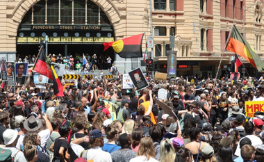 Mii de australieni denunţă ”Ziua Invaziei”, ziua naţională ce marchează sosirea primilor colonişti britanici în 1788, drept o insultă la adresa populaţiilor indigene