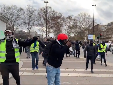 Aproximativ 22.000 de ”veste galbene” manifestau sâmbătă după-amiaza în Franţa, anunţă Guvernul