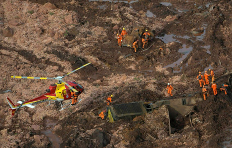 Bilanţul victimelor catastrofei din Brazilia creşte la 37 de morţi; căutările, întrerupte din cauza alertei cu privire la riscul ruperii altui baraj
