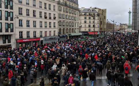 Mii de ”fulare roşii” defilează la Paris după ”vestele galbene”