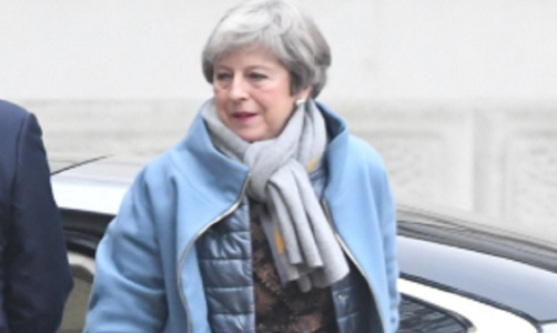 May susţine la Belfast că doreşte să modifice soluţia de rezervă, nu să o elimine şi oferă asigurări că va evita o graniţă strictă cu Irlanda - VIDEO