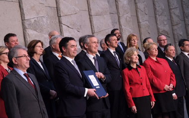 Macedonia semnează protocolul de aderare la NATO 