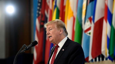 Trump întrezăreşte o recucerire iminentă ”100%” a teritoriilor Statului Islamic