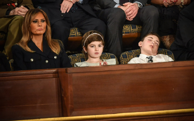 Joshua Trump, un băiat de 11 ani hărţuit luni de zile la şcoală din cauza numelui său de familie, fără vreo legătură de rudenie cu şeful statului, adoarme în timpul discursului preşedintelui american şi devine pe Internet un simbol al ”rezistenţei”