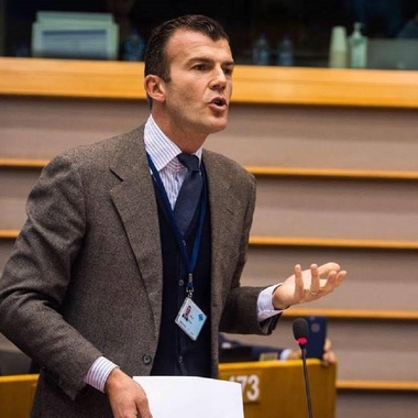 Deputatul Forza Italia Giorgio Silli mulţumeşte „în mod special” României, dar şi celorlalte state care s-au oferit să preia o parte dintre cei 47 de migranţi ajunşi în Catania: Prietenia şi valorile poporului român, exemplu pentru toată lumea

