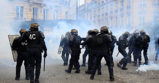 “Vestele galbene” protestează a 13-a săptămână consecutiv. Un manifestant a fost rănit grav, el pierzându-şi o mână - VIDEO