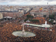 Madrid - Aproximativ 45.000 de persoane, între care Mario Vargas Llosa, la manifestaţia împotriva Guvernului Pedro Sánchez: Unitatea naţională nu se negociază. Statul de drept nu poate fi pus sub semnul întrebării