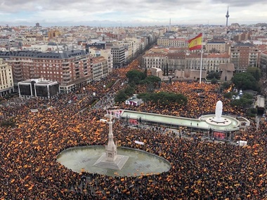 Madrid - Aproximativ 45.000 de persoane, între care Mario Vargas Llosa, la manifestaţia împotriva Guvernului Pedro Sánchez: Unitatea naţională nu se negociază. Statul de drept nu poate fi pus sub semnul întrebării