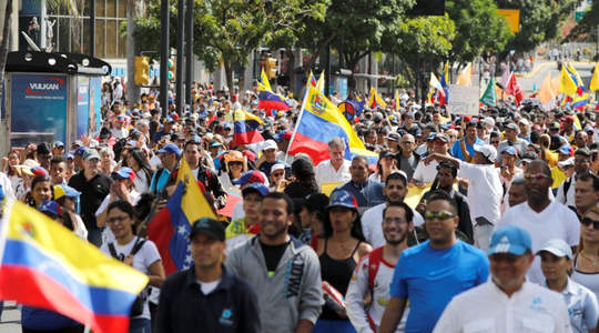Opoziţia venezueleană manifestează pentru ca armata să deblocheze ajutorul american
