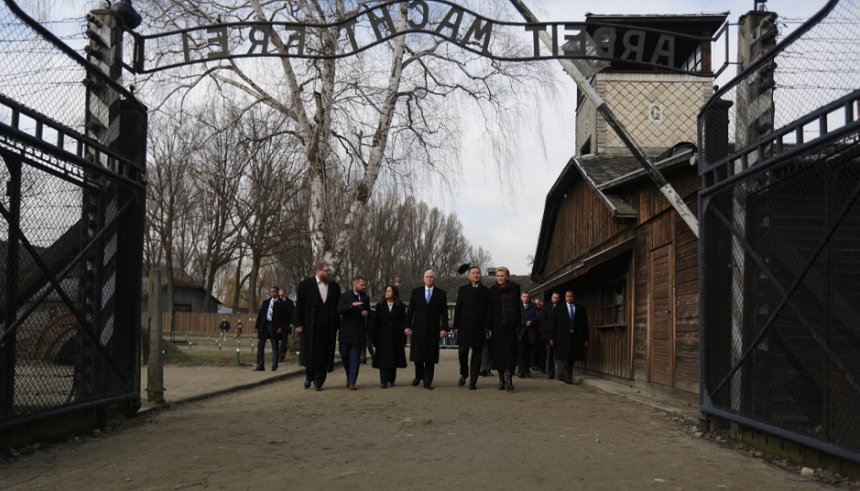 Pence vizitează prima oară fostul lagăr Auschwitz împreună cu cuplul prezidenţial polonez şi Jared Kushner