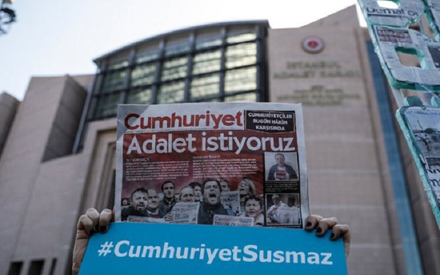 Justiţia confirmă în apel condamnările jurnaliştilor de la Cumhuriyet, acuzaţi de susţinerea reţelei predicatorului Fethullah Gülen