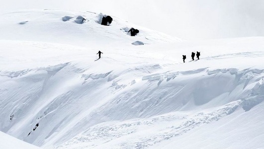 Autorităţile din Elveţia caută supravieţuitori în urma unei avalanşe în Alpi