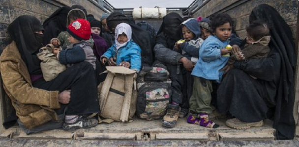 Camioane evacuează bărbaţi, femei şi copii din ultima enclavă de rezistenţă a Statului Islamic în estul Siriei