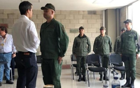 Un maior venezuelean, Hugo Parra Martinez, al cincilea militar care-l abandonează sâmbătă pe Maduro şi i se alătură lui Guaido