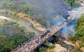 Camion cu ajutoare incendiat la frontiera dintre Venezuela şi Columbia