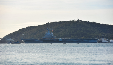 Portavionul francez Charles de Gaulle pleacă în misiune, după 18 luni la chei