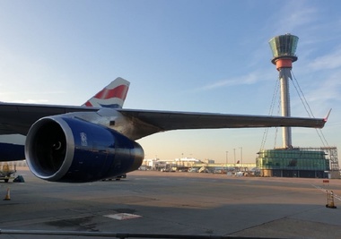 UPDATE - Marea Britanie: Pachete cu dispozitive explozive găsite la aeroporturile Heathrow şi London City şi la staţia Waterloo. Pachetele aveau timbre irlandeze