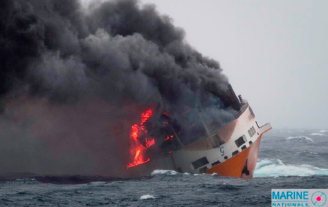 Nava comercială italiană "Grande America" se scufundă la 300 de kilometri vest de coastele franceze, în urma izbucnirii unui incendiu la bord