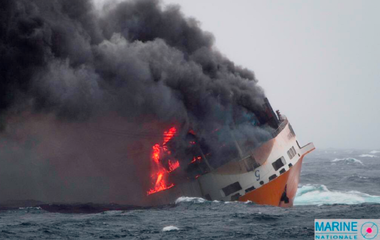 Nava comercială italiană "Grande America" se scufundă la 300 de kilometri vest de coastele franceze, în urma izbucnirii unui incendiu la bord