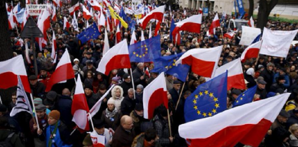 Opoziţia proeuropeană devansează partidul aflat la putere în Polonia, relevă un sondaj 