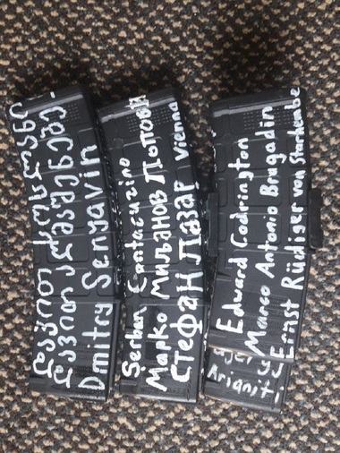 Atacul de la Christchurch - Conform imaginilor de pe reţelele sociale, pe armele şi încărcătoarele autorului atacului erau scrise numele lui Ştefan cel Mare şi Şerban Cantacuzino, alături de date având legătură cu lupta antiotomană
