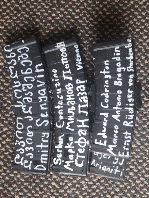 Atacul de la Christchurch - Conform imaginilor de pe reţelele sociale, pe armele şi încărcătoarele autorului atacului erau scrise numele lui Ştefan cel Mare şi Şerban Cantacuzino, alături de date având legătură cu lupta antiotomană