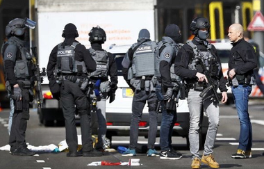 Germania îşi intensifică supravegherea la frontiera cu Olanda, după ce autorităţile olandeze i-au transmis semnalmentele şi i-au cerut să-l caute pe autorul atacului de la Utrecht; un automobil Renault Clio roşu dat în urmărire iniţial, abandonat în oraş