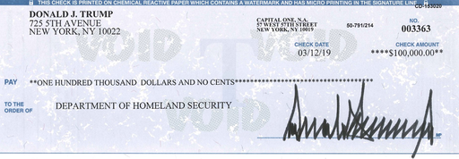 Trump postează pe Twitter o imagine cu un cec în valoare de 100.000 de dolari prin care donează un sfert din salariul său anual Departamentului Securităţii Interne