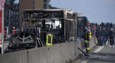 ”Carnagiu” evitat în apropiere de Milano, după ce un italian de origine senegaleză a luat 51 de elevi ostatici într-un autobuz