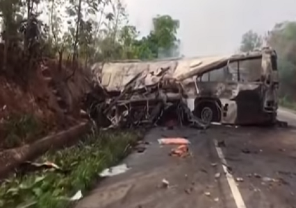 Cel puţin 50 de oameni au murit arşi, după coliziunea a două autobuze, în Ghana