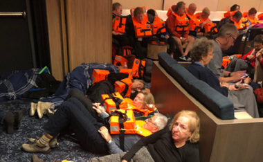 Trei din cele patru motoare ale pachebotului Viking Sky, rămas în pană în largul Norvegiei, au repornit; peste 330 din cele 1.373 de persoane de la bord, evacuate; 17 persoane spitalizate