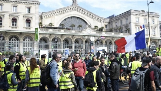 Franţa: 33.700 de participanţi la protestele de sâmbătă ale “vestelor galbene”