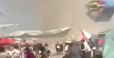 Doi copii ucişi şi alţi 18 răniţi în centrul Chinei, după ce o tornadă ia pe sus un castel gonflabil
