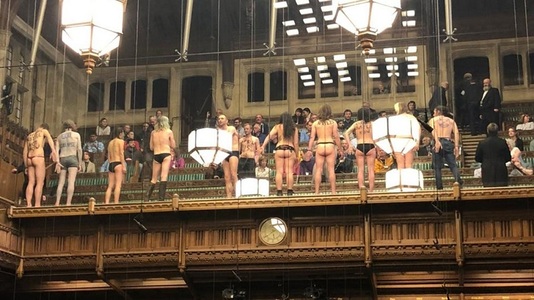 Activişti ai grupării împotriva schimbărilor climatice, Extinction Rebellion, au organizat un protest semi-nud în galeria publică a Camerei Comunelor - VIDEO

