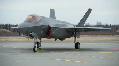 SUA suspendă orice livrări de echipamente legate de avionul american de vânătoare de tip F-35 către Turcia, cu scopul de a descuraja Ankara să achiziţioneze sistemul rus antirachetă de tip S-400