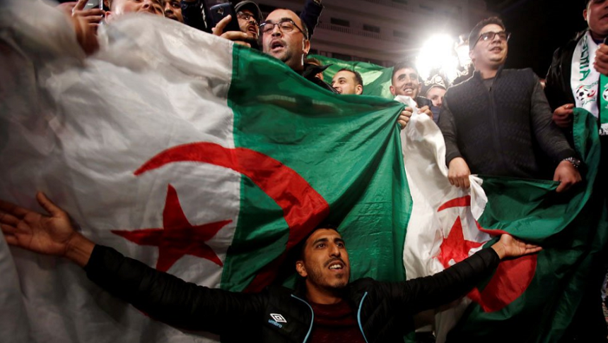 Bouteflika le cere iertare algerienilor, hotărâţi să doboare ”sistemul”