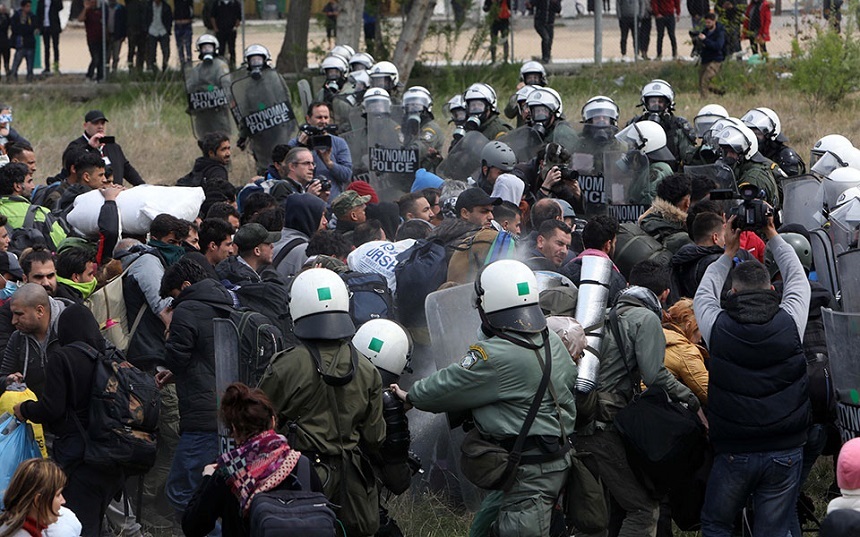 Grecia: Poliţia a folosit gaze lacrimogene împotriva migranţilor care încercau să ajungă în Macedonia de Nord, în urma zvonurilor false privind deschiderea graniţelor / La gara din Atena, migranţii s-au aşezat pe şine