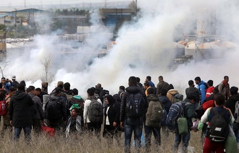 Ciocniri între migranţi şi poliţie, în apropierea frontierei de nord a Greciei