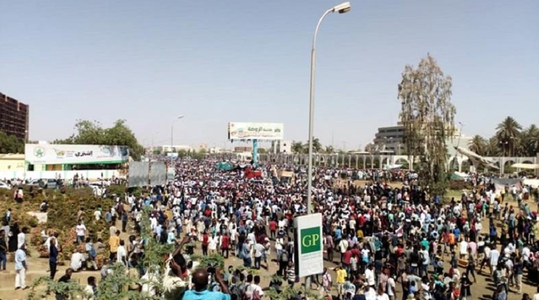 Armata sudaneză desfăşoară trupe la cartierul său general la Khartoum, unde mii de manifestanţi cer de trei zile demisia preşedintelui Omar al-Bashir