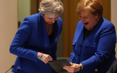 May şi Merkel râd, la începutul summitului UE, privind la tableta cancelarului şi provoacă o serie de glume
