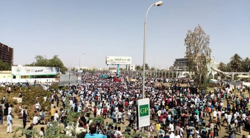 Situaţia în Sudan rămâne tensionată, după ce protestatarii au sfidat interdicţia armatei de a ieşi pe străzi în timpul nopţii

